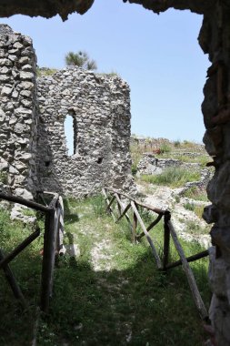 Mercato San Severino, Campania, İtalya - 22 Haziran 2021: İtalya 'nın en büyük ortaçağ kalelerinden biri olan Sanseverino Kalesi' nin kalıntıları, 11. yüzyıldan itibaren art arda inşa edilen üç kaleden oluşmaktadır.