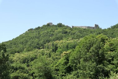 Mercato San Severino, Campania, İtalya - 22 Haziran 2021: İtalya 'nın en büyük ortaçağ kalelerinden biri olan Sanseverino Kalesi' nin kalıntıları, 11. yüzyıldan itibaren art arda inşa edilen üç kaleden oluşmaktadır.