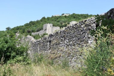 Mercato San Severino, Campania, İtalya - 22 Haziran 2021: İtalya 'nın en büyük ortaçağ kalelerinden biri olan Sanseverino Kalesi' nin kalıntıları, 11. yüzyıldan itibaren art arda inşa edilen üç kaleden oluşmaktadır.