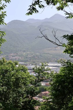 Mercato San Severino, Campania, İtalya 22 Haziran 2021: Sanseverino Kalesi harabelerinden Panorama