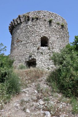 Mercato San Severino, Campania, İtalya - 22 Haziran 2021: İtalya 'nın en büyük ortaçağ kalelerinden biri olan Sanseverino Kalesi' nin kalıntıları, 11. yüzyıldan itibaren art arda inşa edilen üç kaleden oluşmaktadır.