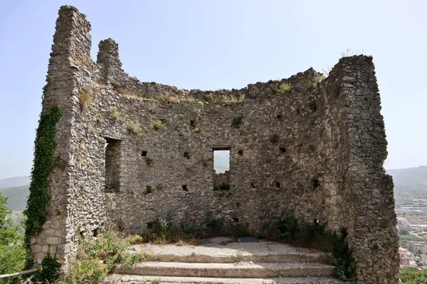 2021年6月22日イタリア カンパニア州サンセヴェリーノ城 11世紀から続く3つの要塞からなるイタリア最大の中世の城の1つであるサンセヴェリーノ城の遺跡 — ストック写真