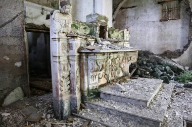 Lancusi, Campania, İtalya, 29 Haziran 2021: 1980 depreminden sonra terk edilen San Giovanni Battista anıtsal kompleksinin içi