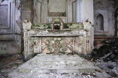 Lancusi, Campania, İtalya, 29 Haziran 2021: 1980 depreminden sonra terk edilen San Giovanni Battista anıtsal kompleksinin içi