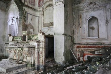 Lancusi, Campania, İtalya, 29 Haziran 2021: 1980 depreminden sonra terk edilen San Giovanni Battista anıtsal kompleksinin içi
