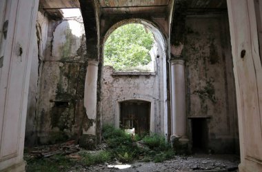Lancusi, Campania, İtalya, 29 Haziran 2021: 1980 depreminden sonra terk edilen San Giovanni Battista anıtsal kompleksinin içi