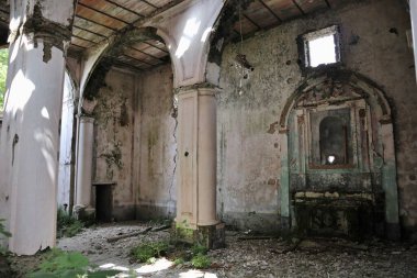 Lancusi, Campania, İtalya, 29 Haziran 2021: 1980 depreminden sonra terk edilen San Giovanni Battista anıtsal kompleksinin içi
