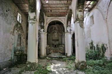 Lancusi, Campania, İtalya, 29 Haziran 2021: 1980 depreminden sonra terk edilen San Giovanni Battista anıtsal kompleksinin içi
