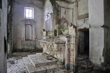 Lancusi, Campania, İtalya, 29 Haziran 2021: 1980 depreminden sonra terk edilen San Giovanni Battista anıtsal kompleksinin içi