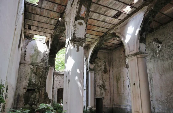 Lancusi, Campania, İtalya, 29 Haziran 2021: 1980 depreminden sonra terk edilen San Giovanni Battista anıtsal kompleksinin içi