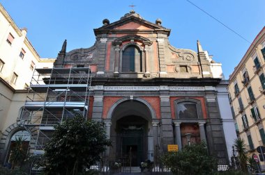 Napoli, Campania, İtalya 25 Şubat 2022: 17. yüzyıl Santa Maria Kilisesi Via Martucci 'den Portico' ya