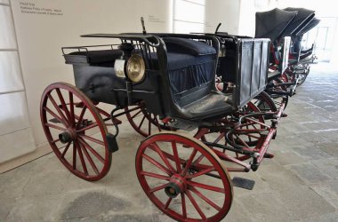 Napoli, Campania, İtalya 28 Şubat 2022: Riviera di Chiaia 'daki Villa Pignatelli ahırındaki Nakliye Müzesi