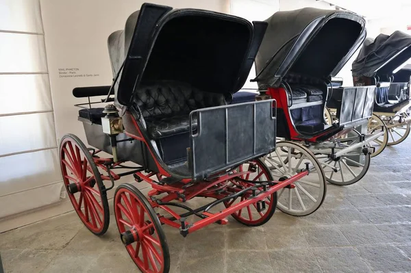 Napoli, Campania, İtalya 28 Şubat 2022: Riviera di Chiaia 'daki Villa Pignatelli ahırındaki Nakliye Müzesi