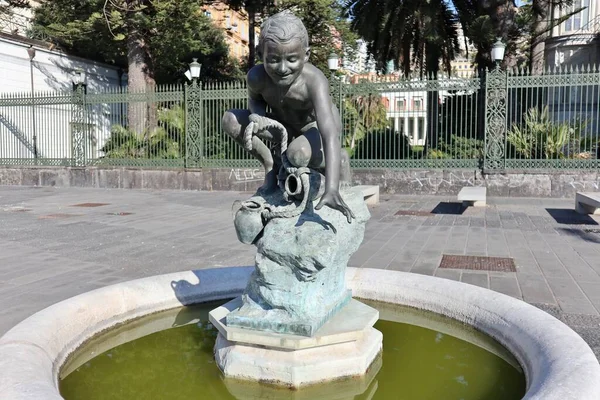 2022年2月28日 意大利坎帕尼亚那不勒斯 艺术家Giovanni Martino在Riviera Chiaia的铜矿和大理石喷泉Il Pescatore Crab — 图库照片
