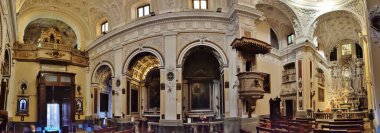 Napoli, Campania, İtalya 25 Şubat 2022: Via Martucci 'deki Santa Maria Kilisesi' nin iç panoramik fotoğrafı