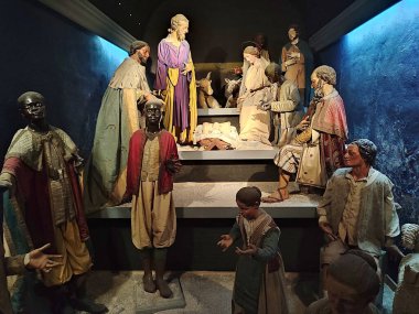 Napoli, Campania, İtalya 25 Şubat 2022: Sanatçı Pietro Ceraso tarafından Portico 'daki Santa Maria Kilisesi' nde gerçek boyutta ahşap mobil mankenlerle yapılan onyedinci yüzyıl doğum sahnesi