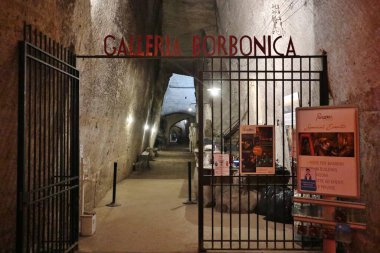 Napoli, Campania, İtalya 28 Şubat 2022: Via Morelli girişinden Bourbon Galerisi