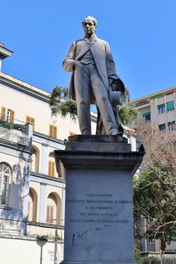 Napoli, Campania, İtalya 28 Şubat 2022: Carlo Poerio 'nun Marble heykeli 1887 yılında Piazza Carit' te sanatçı Tommaso Solari tarafından yapıldı ve daha sonra Chiaia 'daki Piazza San Pasquale' ye taşındı.