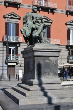 Napoli, Campania, İtalya 28 Şubat 2022: 1910 yılında sanatçı Giuseppe Renda tarafından Riviera di Chiaia 'daki Piazza Principessa Pignatelli' de yapılan bronz heykel