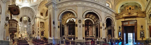 ナポリ カンパニア イタリア2022年2月25日 マルトゥッチ経由ポルティコのサンタ マリア教会17世紀のパノラマ写真 — ストック写真