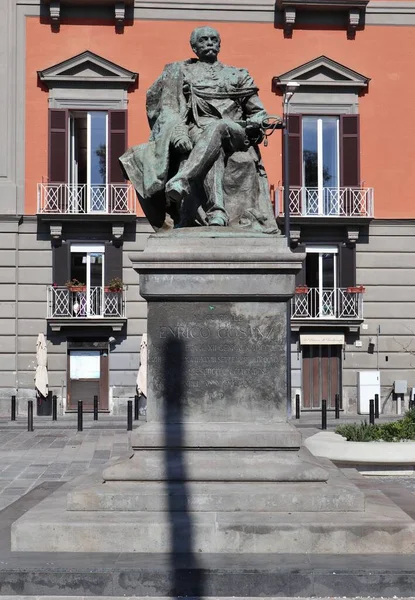 2022年2月28日 意大利那不勒斯 恩里科 科森茨将军铜像 由艺术家朱塞佩 伦达于1910年在里韦拉迪基亚的皮纳泰利校长广场制作 — 图库照片