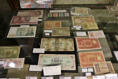 Napoli, Campania, İtalya 15 Nisan 2022: İtalyan parası Galleria Borbonica 'da sergileniyor