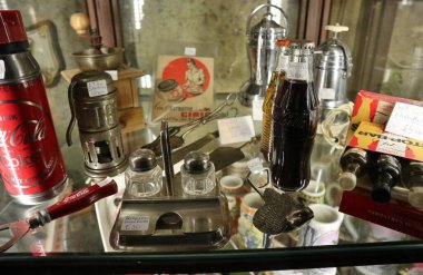Napoli, Campania, İtalya 15 Nisan 2022: Galleria Borbonica 'da Coca Cola şişeleri sergileniyor