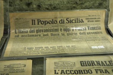 Napoli, Campania, İtalya 15 Nisan 2022: İkinci Dünya Savaşı gazeteleri Galleria Borbonica 'da sergilendi