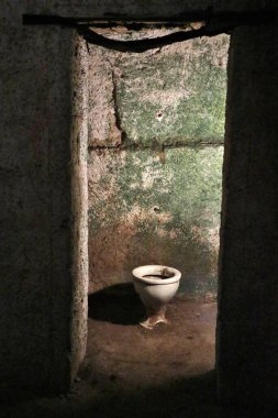 Napoli, Campania, İtalya 15 Nisan 2022: Galleria Borbonica 'da ortak tuvalet alanı