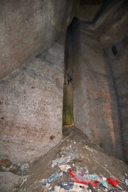 Napoli, Campania, İtalya 15 Nisan 2022: Galleria Borbonica kuyusunda enkaz