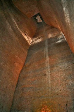 Napoli, Campania, İtalya 15 Nisan 2022: Aşağıdan görülen Galleria Borbonica kuyularından biri