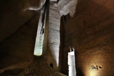 Napoli, Campania, İtalya 15 Nisan 2022: Aşağıdan görülen Galleria Borbonica kuyularından birinde manken