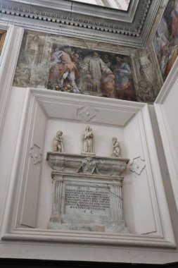 Napoli, Campania, İtalya - 7 Nisan 2022: Piazza Monteoliveto 'daki 15. yüzyıl Sant' Anna dei Lombardi Kilisesi