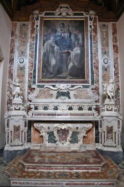 Napoli, Campania, İtalya - 7 Nisan 2022: Piazza Monteoliveto 'daki 15. yüzyıl Sant' Anna dei Lombardi Kilisesi