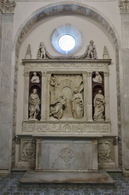 Napoli, Campania, İtalya - 7 Nisan 2022: Piazza Monteoliveto 'daki 15. yüzyıl Sant' Anna dei Lombardi Kilisesi