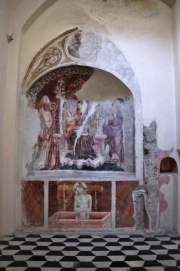 Napoli, Campania, İtalya - 7 Nisan 2022: Piazza Monteoliveto 'daki 15. yüzyıl Sant' Anna dei Lombardi Kilisesi