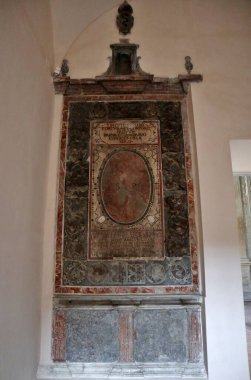 Napoli, Campania, İtalya - 7 Nisan 2022: Piazza Monteoliveto 'daki 15. yüzyıl Sant' Anna dei Lombardi Kilisesi