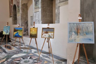 Napoli, Campania, İtalya - 7 Nisan 2022: Piazza Monteoliveto 'daki 15. yüzyıl Sant' Anna dei Lombardi Kilisesi