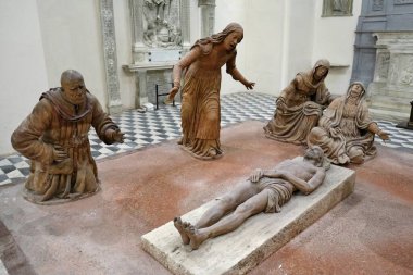 Napoli, Campania, İtalya - 7 Nisan 2022: Piazza Monteoliveto 'daki 15. yüzyıl Sant' Anna dei Lombardi Kilisesi