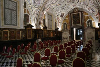 Napoli, Campania, İtalya - 7 Nisan 2022: Piazza Monteoliveto 'daki 15. yüzyıl Sant' Anna dei Lombardi Kilisesi