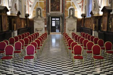 Napoli, Campania, İtalya - 7 Nisan 2022: Piazza Monteoliveto 'daki 15. yüzyıl Sant' Anna dei Lombardi Kilisesi