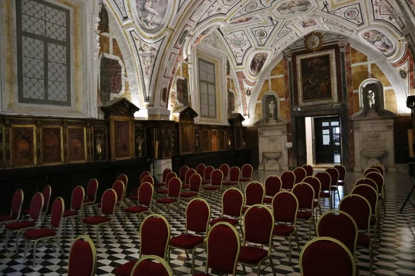 Napoli, Campania, İtalya - 7 Nisan 2022: Piazza Monteoliveto 'daki 15. yüzyıl Sant' Anna dei Lombardi Kilisesi