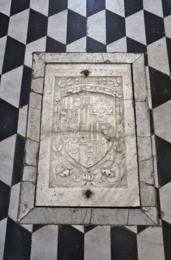 Napoli, Campania, İtalya - 7 Nisan 2022: Piazza Monteoliveto 'daki 15. yüzyıl Sant' Anna dei Lombardi Kilisesi