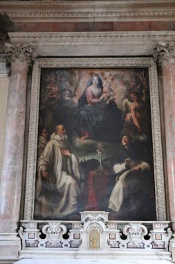 Napoli, Campania, İtalya - 7 Nisan 2022: Piazza Monteoliveto 'daki 15. yüzyıl Sant' Anna dei Lombardi Kilisesi