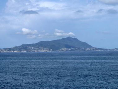 Monte di Procida, Campania, İtalya 27 Mayıs 2021: Acquamorta Limanı 'ndan Ischia Adası