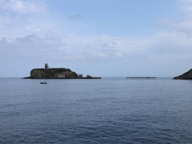 Monte di Procida, Campania, İtalya 27 Mayıs 2021: Acquamorta Limanı 'ndan San Martino Adası