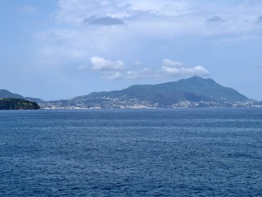 Monte di Procida, Campania, İtalya 27 Mayıs 2021: Acquamorta Limanı 'ndan Ischia Adası