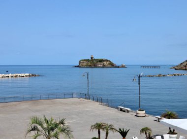 Monte di Procida, Campania, İtalya 27 Mayıs 2021: Acquamorta Limanı 'ndan San Martino Adası