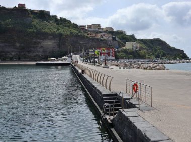 Monte di Procida, Campania, İtalya 27 Mayıs 2021: Acquamorta Limanı 'na komşu ücretsiz plaj