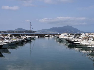 Monte di Procida, Campania, İtalya 27 Mayıs 2021: Acquamorta Limanı 'na demirlemiş tekneler